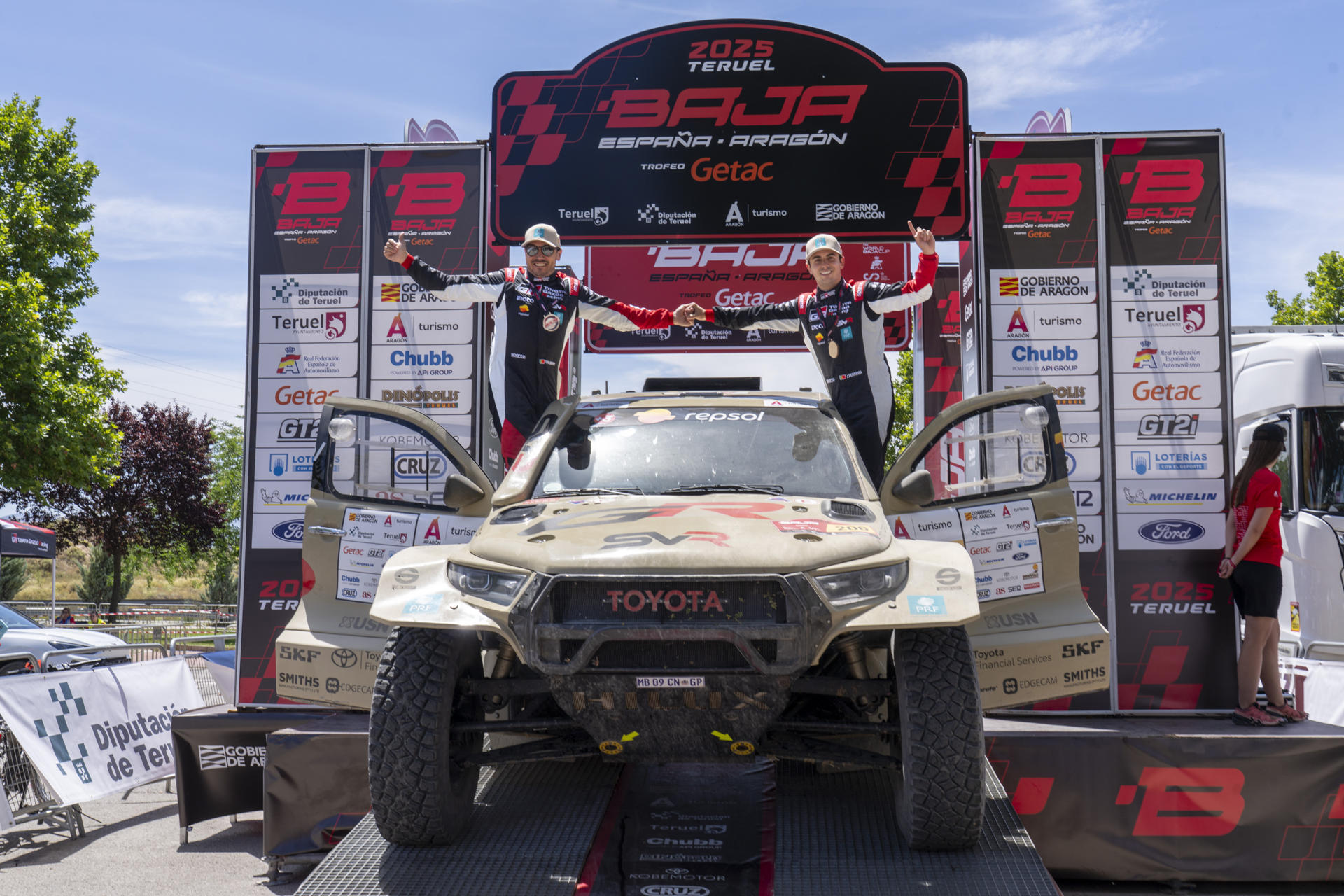 El piloto portugués João Ferreira (Toyota) y su copiloto Filipe Palmeiro han ganado la Baja Aragón 2025. EFE/ Antonio García