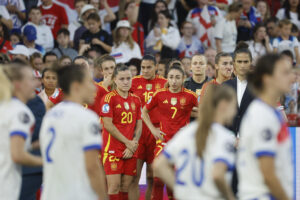 La jugadoras de la selección española antes de acceder al podium para recoger la medalla de subcampeonas de la final de la Eurocopa Femenina 2025, que han disputado este domingo frente a Inglaterra en el St. Jakob Park de Basilea (Suiza). EFE/ Ana Escobar.