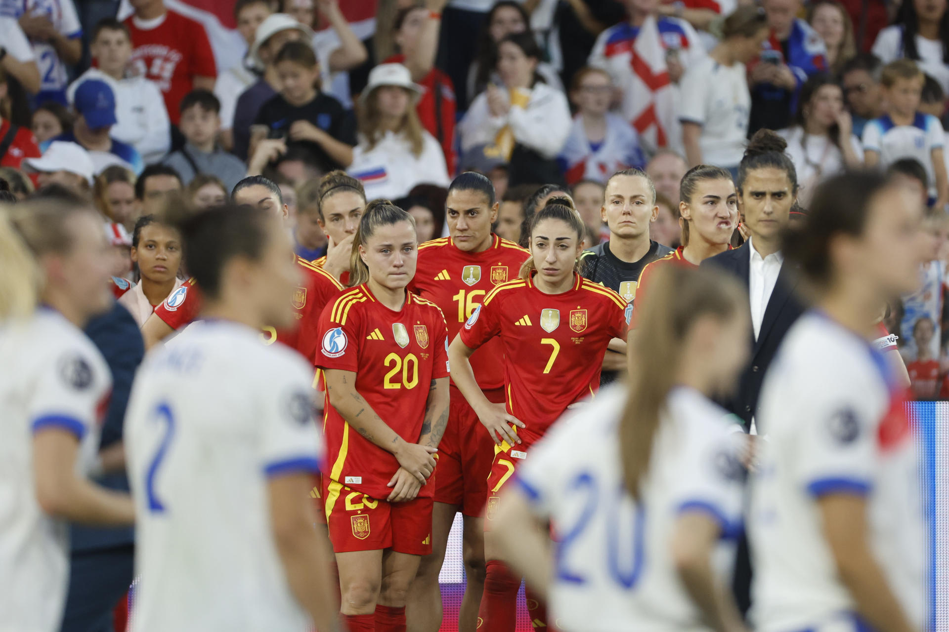 La jugadoras de la selección española antes de acceder al podium para recoger la medalla de subcampeonas de la final de la Eurocopa Femenina 2025, que han disputado este domingo frente a Inglaterra en el St. Jakob Park de Basilea (Suiza). EFE/ Ana Escobar.