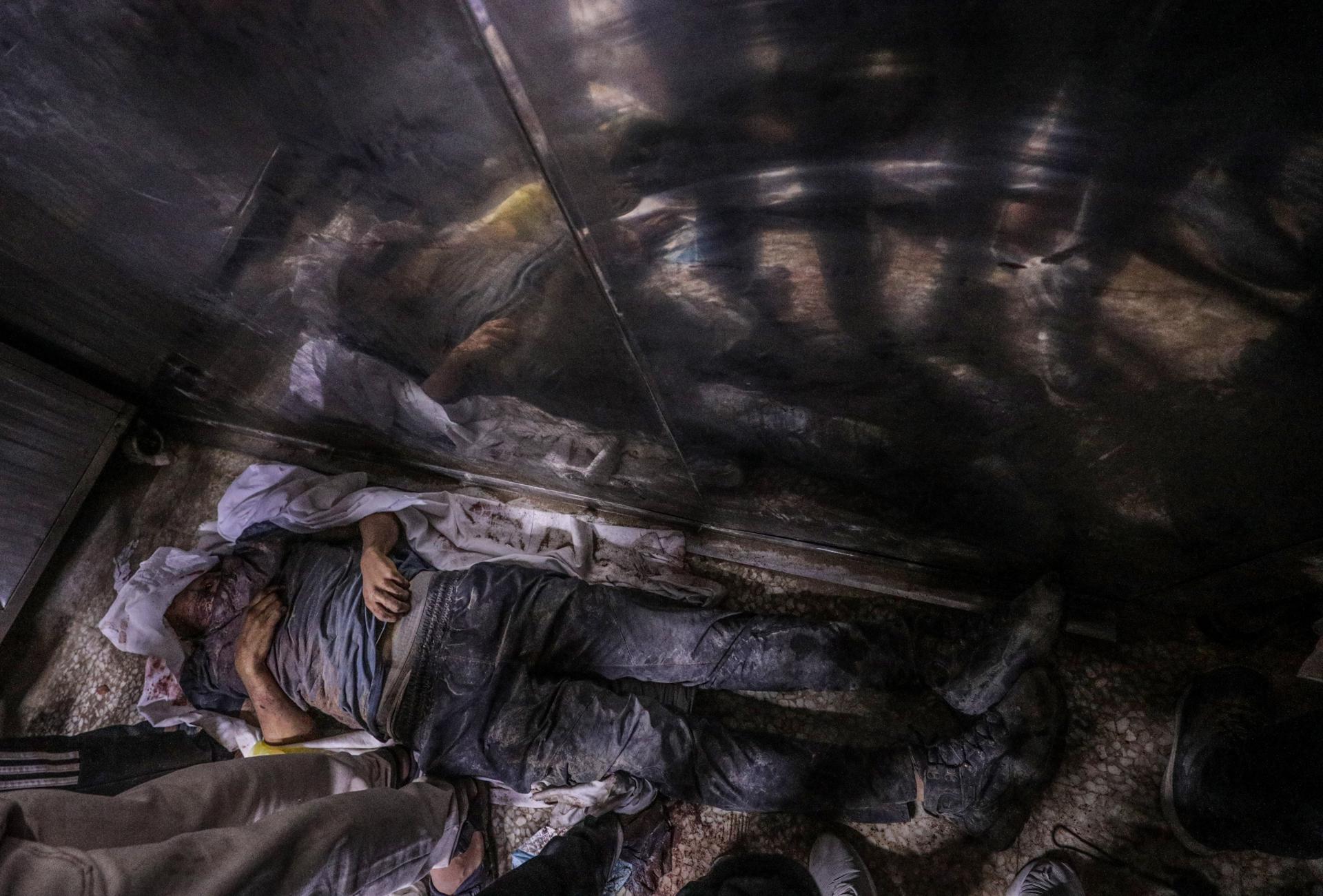 El cuerpo de un palestino desplazado internamente yace en la morgue del Hospital Al Shifa después de que varias personas fueran asesinadas a tiros en un punto de distribución de alimentos cerca de Zikim en la Ciudad de Gaza, 31 de julio de 2025. Más de 80 palestinos fueron asesinados el 30 de julio después de que las tropas israelíes abrieran fuego en un punto de distribución de alimentos cerca de Zikim, dijo el Ministerio de Salud palestino. EFE/EPA/MOHAMMED SABER -- ATTENTION EDITORS: GRAPHIC CONTENT --
