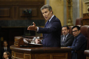 El líder del Partido Popular, Alberto Núñez Feijóo interviene durante el pleno del Congreso de los Diputados este miércoles. EFE/Mariscal