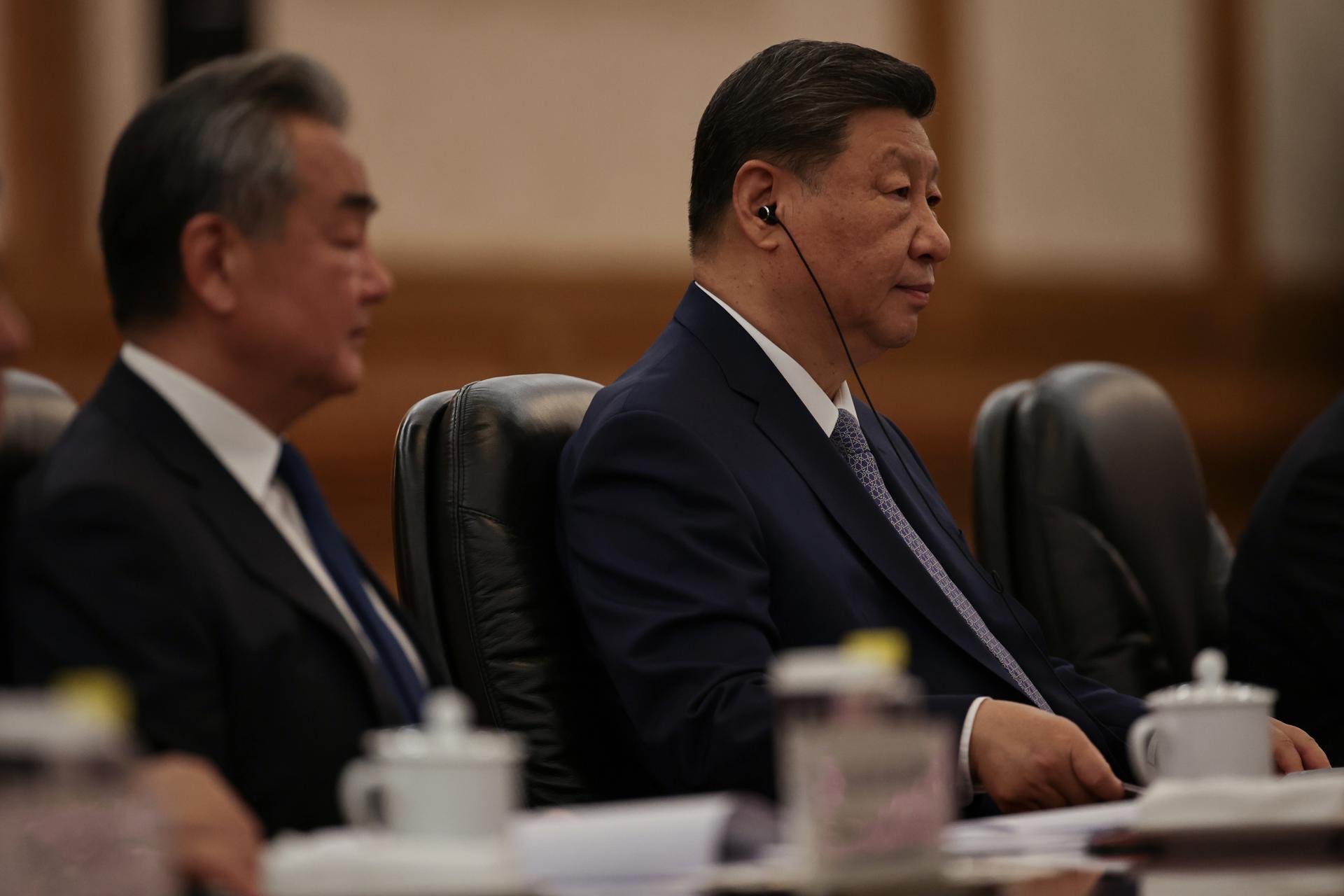El presidente chino, Xi Jinping (d), y el ministro de Asuntos Exteriores chino, Wang Yi (i), escuchan durante el discurso de apertura de la 25ª Cumbre Unión Europea-China en el Gran Palacio del Pueblo en Pekín, China, el 24 de julio de 2025. EFE/EPA/ANDRES MARTINEZ CASARES / EPA / POOL
