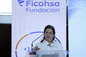 La vicepresidenta de Sostenibilidad del Grupo Ficohsa, Karla Simón, habla durante el evento Memoria de Sostenibilidad del grupo Ficohsa este martes, en Tegucigalpa (Honduras). EFE/Gustavo Amador