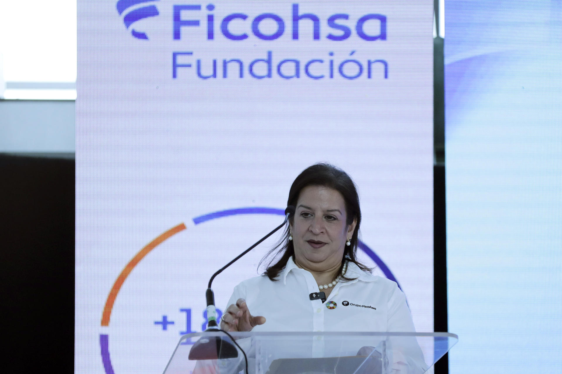 La vicepresidenta de Sostenibilidad del Grupo Ficohsa, Karla Simón, habla durante el evento Memoria de Sostenibilidad del grupo Ficohsa este martes, en Tegucigalpa (Honduras). EFE/Gustavo Amador