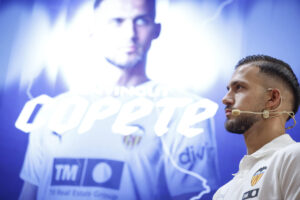 El central José Manuel Arias Copete, procedente del Real Mallorca, durante su presentación este miércoles como nuevo jugador del Valencia. EFE/ Biel Alino