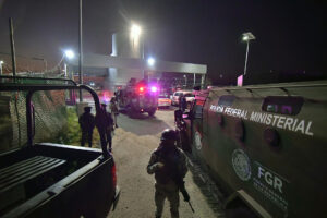 Fotografía de archivo en donde se ve un camión blindado, que hace parte de un convoy de seguridad, que vigila el penal del Altiplano, el 5 de enero de 2023, donde se encuentra Ovidio Guzmán, hijo del 'Chapo', en Toluca, Estado de México (México). EFE/Felipe Gutiérrez