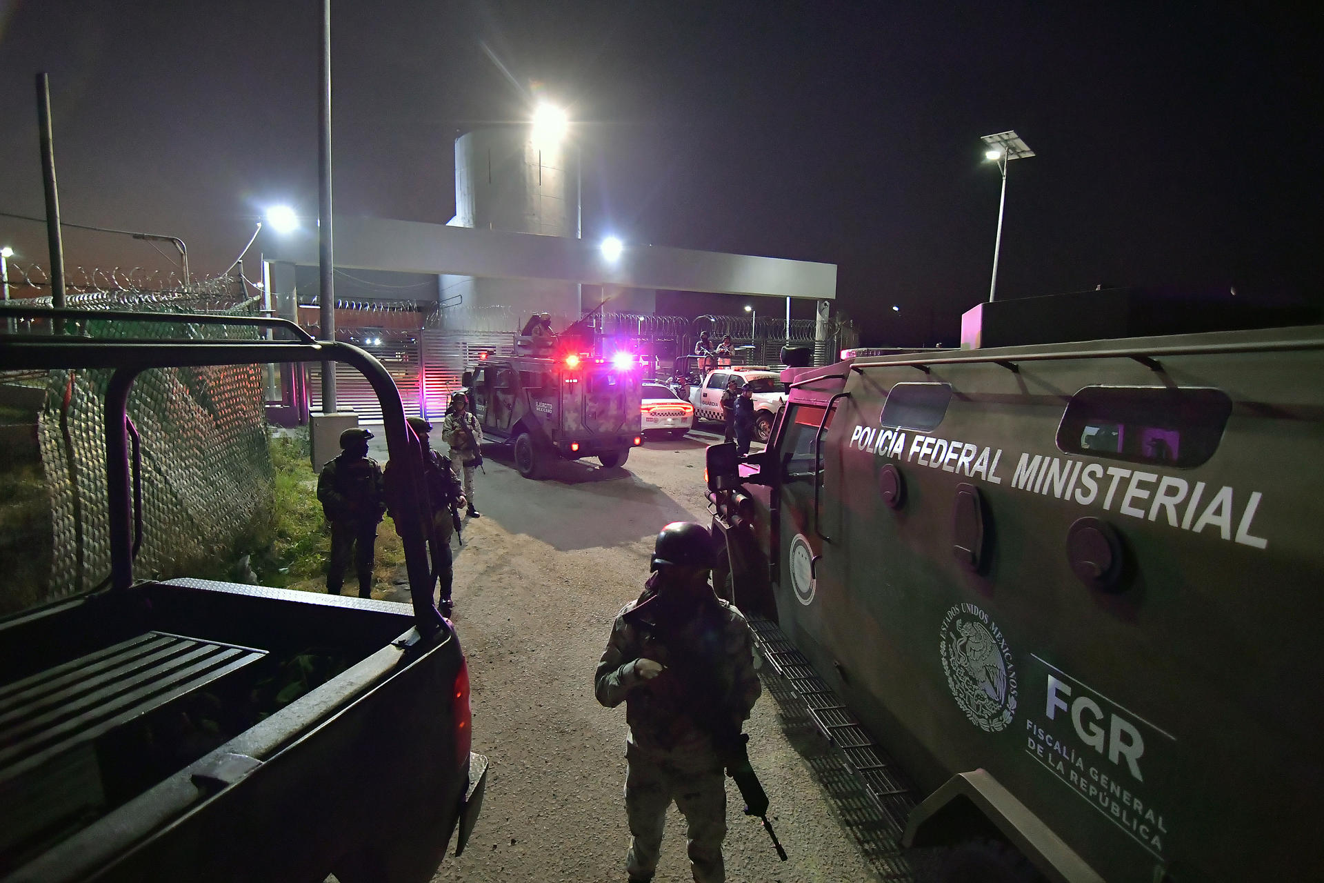 Fotografía de archivo en donde se ve un camión blindado, que hace parte de un convoy de seguridad, que vigila el penal del Altiplano, el 5 de enero de 2023, donde se encuentra Ovidio Guzmán, hijo del 'Chapo', en Toluca, Estado de México (México). EFE/Felipe Gutiérrez