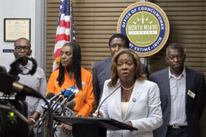 La presidenta de la Red Nacional de Funcionarios Haitianoestadounidenses Electos (NHAEON), Mary Estimé-Irvin, habla durante una rueda de prensa este lunes, en el Centro Comunitario Griffing en Miami (Estados Unidos). EFE/ Alberto Boal