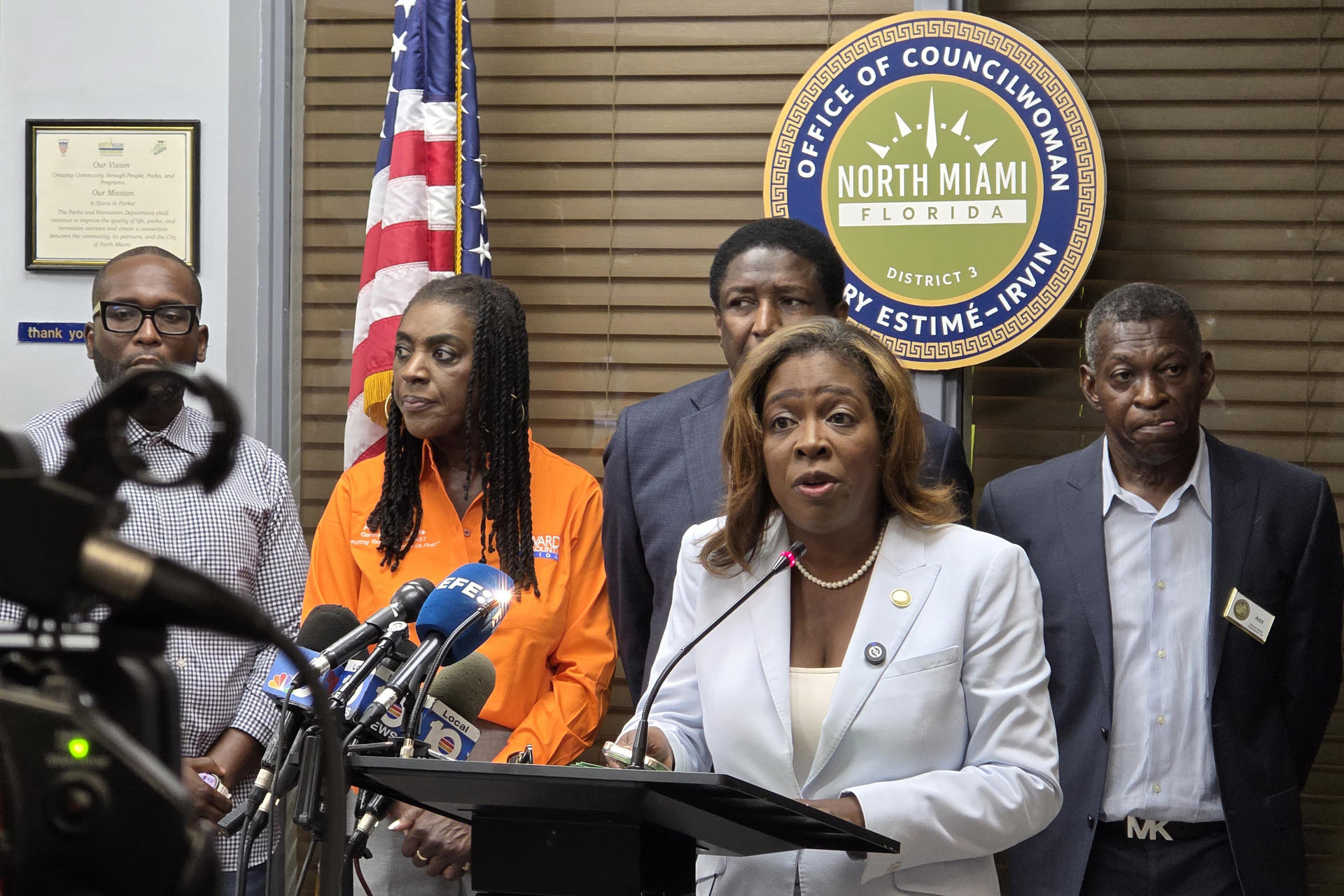 La presidenta de la Red Nacional de Funcionarios Haitianoestadounidenses Electos (NHAEON), Mary Estimé-Irvin, habla durante una rueda de prensa este lunes, en el Centro Comunitario Griffing en Miami (Estados Unidos). EFE/ Alberto Boal