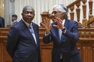 LISBON (Portugal), 25/07/2025.- Portugal's Assembly of the Republic President Jose Pedro Aguiar-Branco (R) talk to Angola's President Joao Lourenco (L) during the welcome ceremony at the Portuguese Parliament in Lisbon, Portugal, 25 July 2025. (Lisboa) EFE/EPA/ANTONIO PEDRO SANTOS