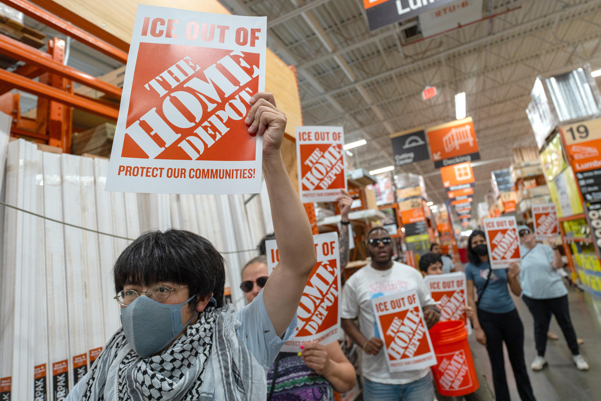 Personas sostienen carteles durante una manifestación en apoyo a la Red Nacional de Organización de Jornaleros por las recientes redadas de ICE en los estacionamientos de The Home Depot este jueves, en East Windsor New Jersey (Estados Unidos). EFE/ Ángel Colmenares