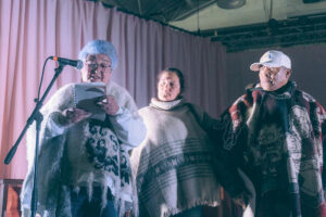 Fotografía cedida por la Jurisdicción Especial para la Paz (JEP) que muestra a la vocera de la Mesa de Participación Efectiva de Víctimas de Sumapaz, Carmen Adriana López (i), hablando junto a otras víctimas del conflicto durante una jornada de notificación colectiva organizada por la JEP, en San Juan de Sumapaz (Colombia). EFE/ Jurisdicción Especial para la Paz