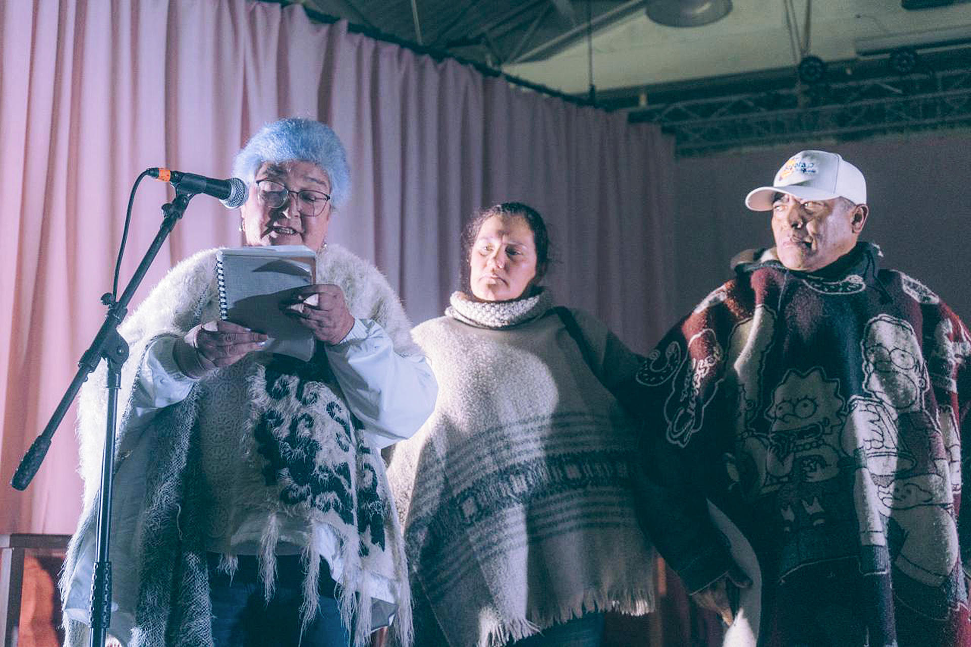 Fotografía cedida por la Jurisdicción Especial para la Paz (JEP) que muestra a la vocera de la Mesa de Participación Efectiva de Víctimas de Sumapaz, Carmen Adriana López (i), hablando junto a otras víctimas del conflicto durante una jornada de notificación colectiva organizada por la JEP, en San Juan de Sumapaz (Colombia). EFE/ Jurisdicción Especial para la Paz
