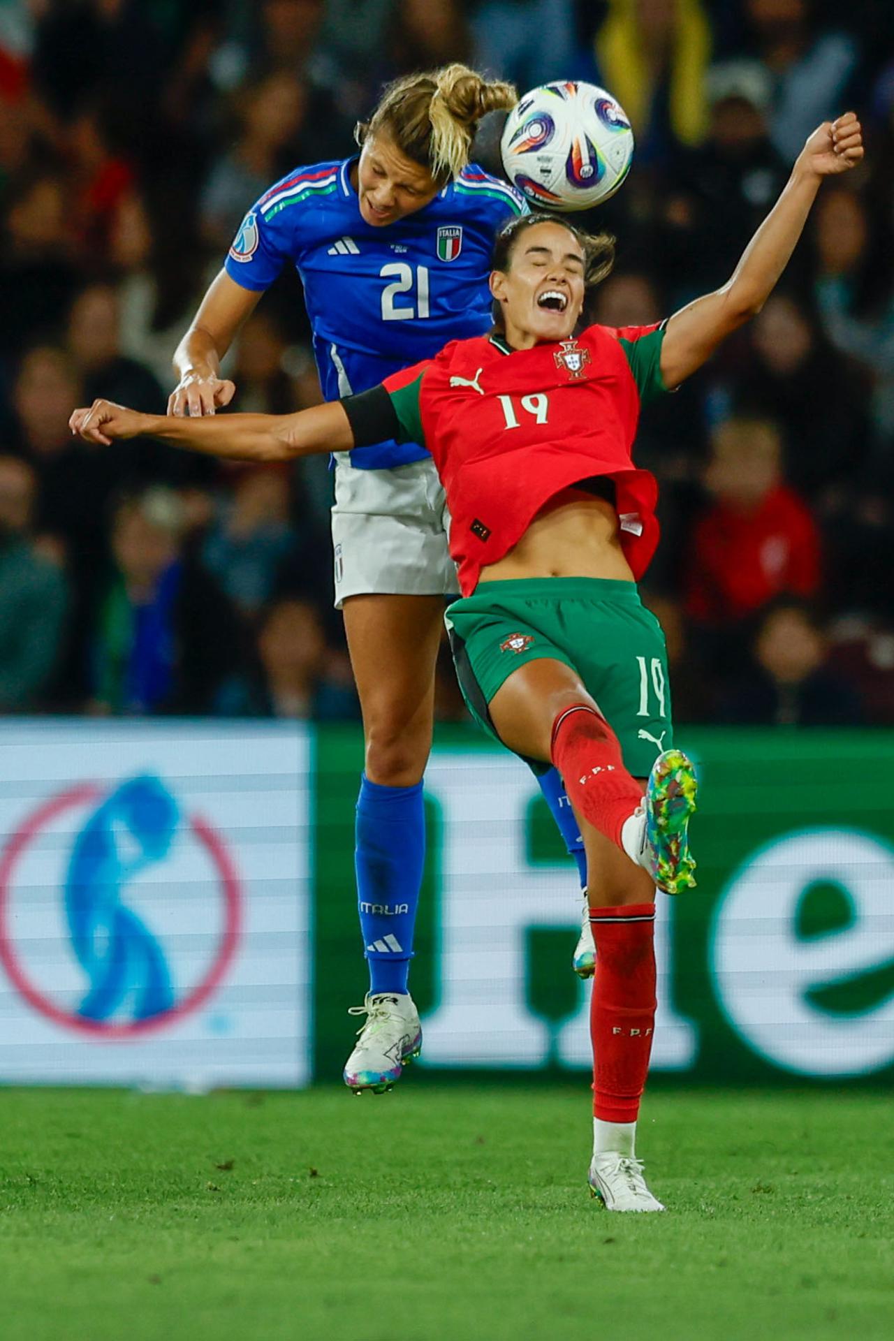 La selección portuguesa logró empatar por 1-1 ante Italia con un gol en el minuto 89 de Diana Gomes y permitió a España clasificarse matemáticamente para los cuartos de final de la Eurocopa que se disputa en Suiza. EFE/EPA/NUNO VEIGA