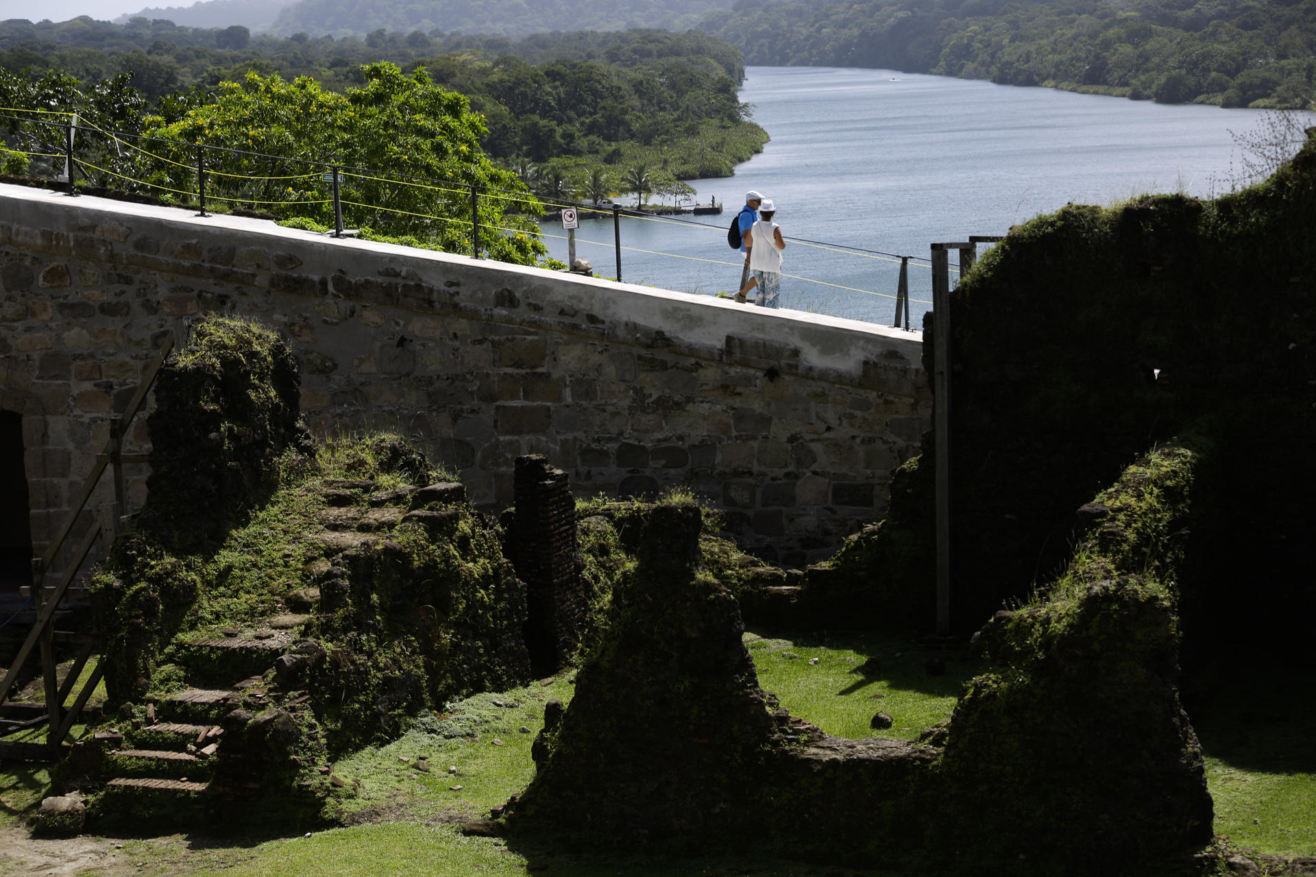 Fotografía de archivo de una pareja al recorrer el Fuerte San Lorenzo, en Colón (Panamá). EFE/Bienvenido Velasco