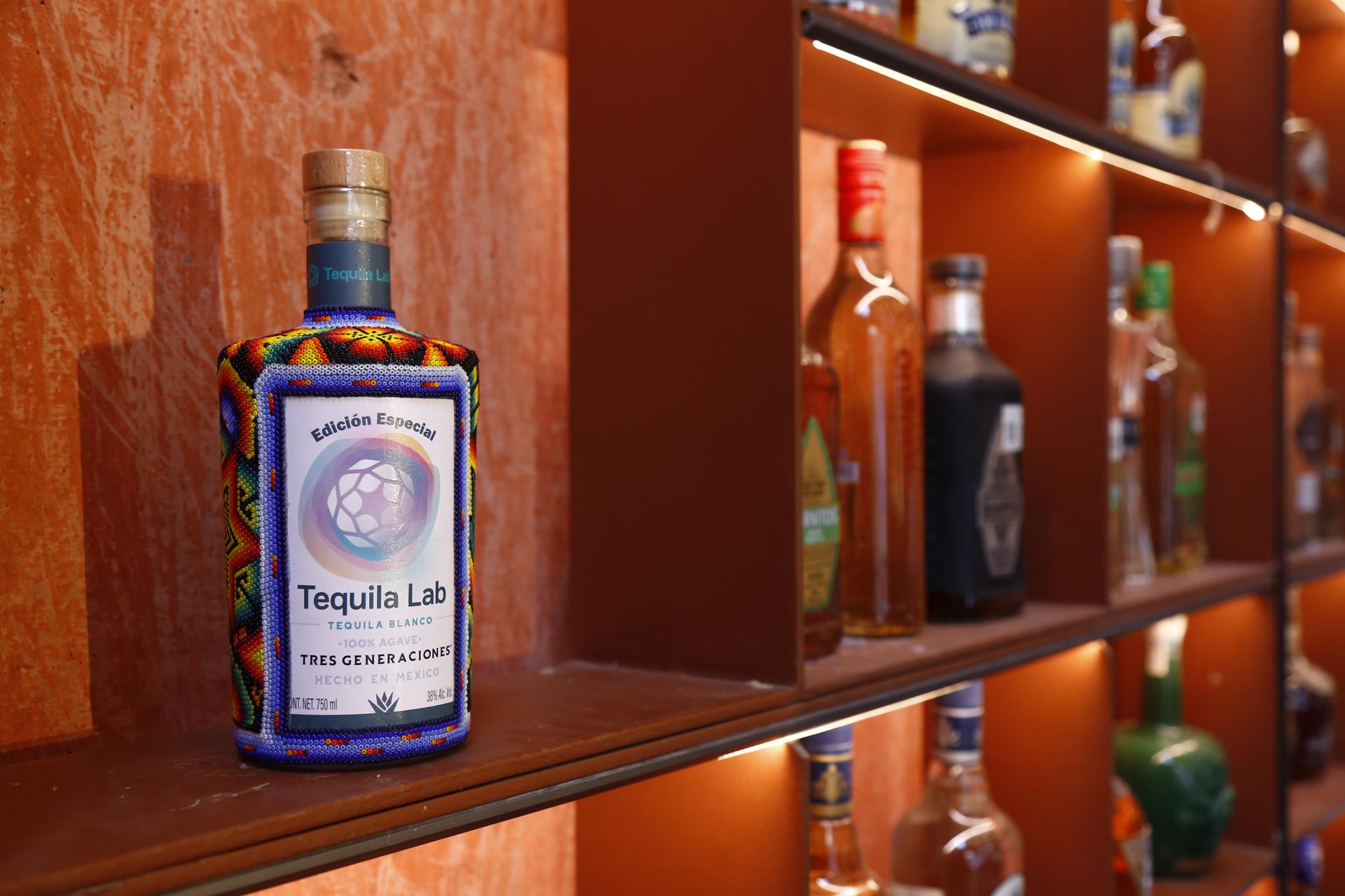 Fotografía que muestra una colección de botellas de tequila este jueves, en TequilaLab en la ciudad de Guadalajara, estado de Jalisco (México). EFE/ Francisco Guasco