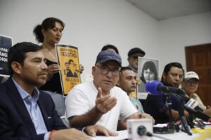 El líder ambientalista Alfredo Leiva (c) habla en una rueda de prensa este lunes, en San Salvador (El Salvador). EFE/ Rodrigo Sura