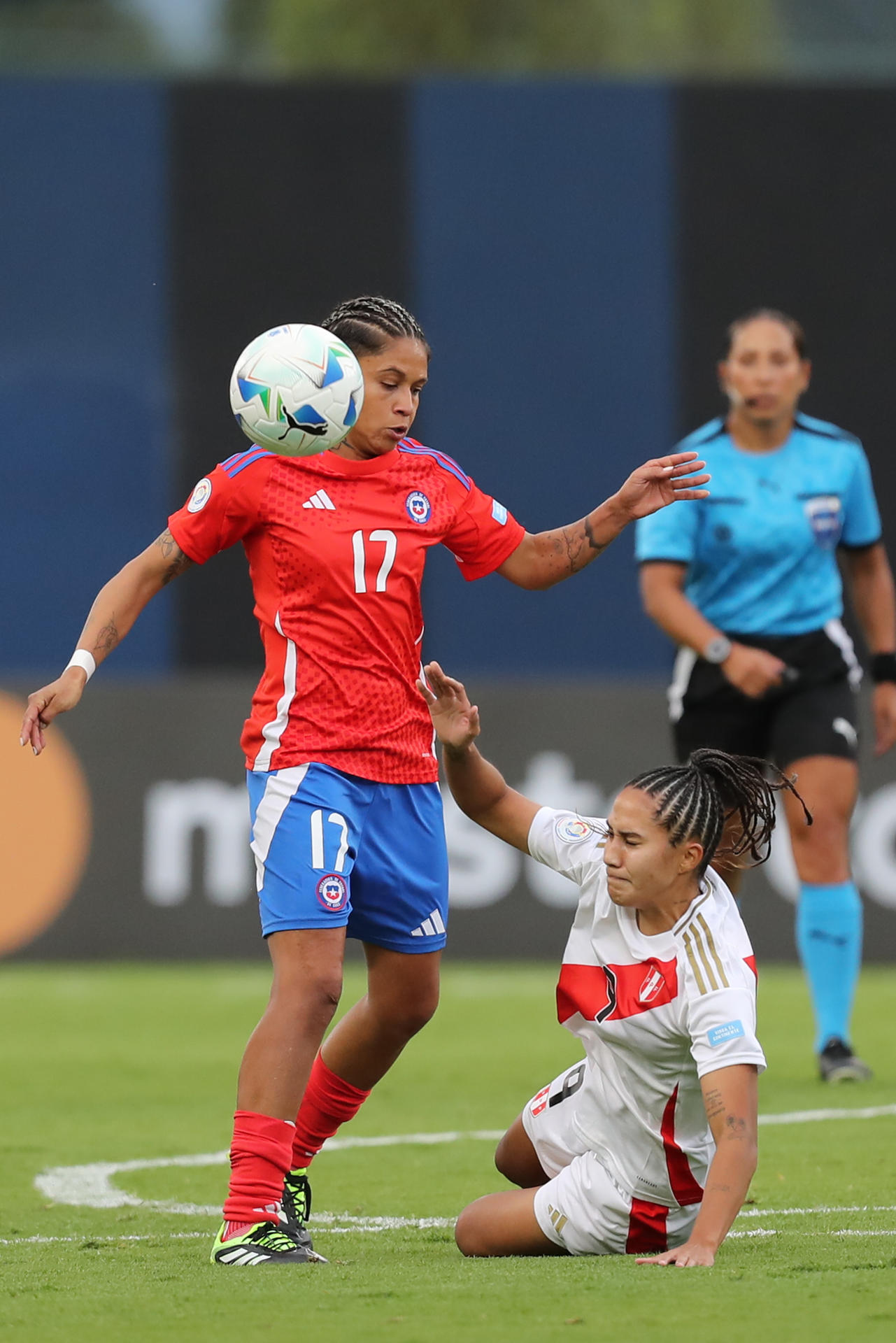 Catalina Figueroa (d), de Perú, disputa un balón con Fernanda Pinilla, de Chile, durante un partido de la Copa América Femenina entre Perú y Chile en el estadio Complejo Independiente del Valle, en Quito (Ecuador). EFE/ Jóse Jácome

