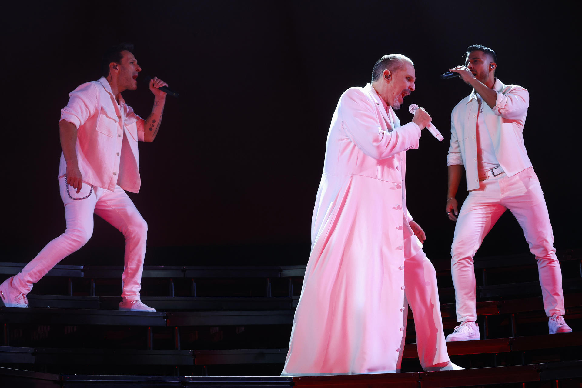 El cantante Miguel Bosé (c) durante el concierto ofrecido este martes en el Movistar Arena, en Madrid. EFE/ J.P.Gandul
