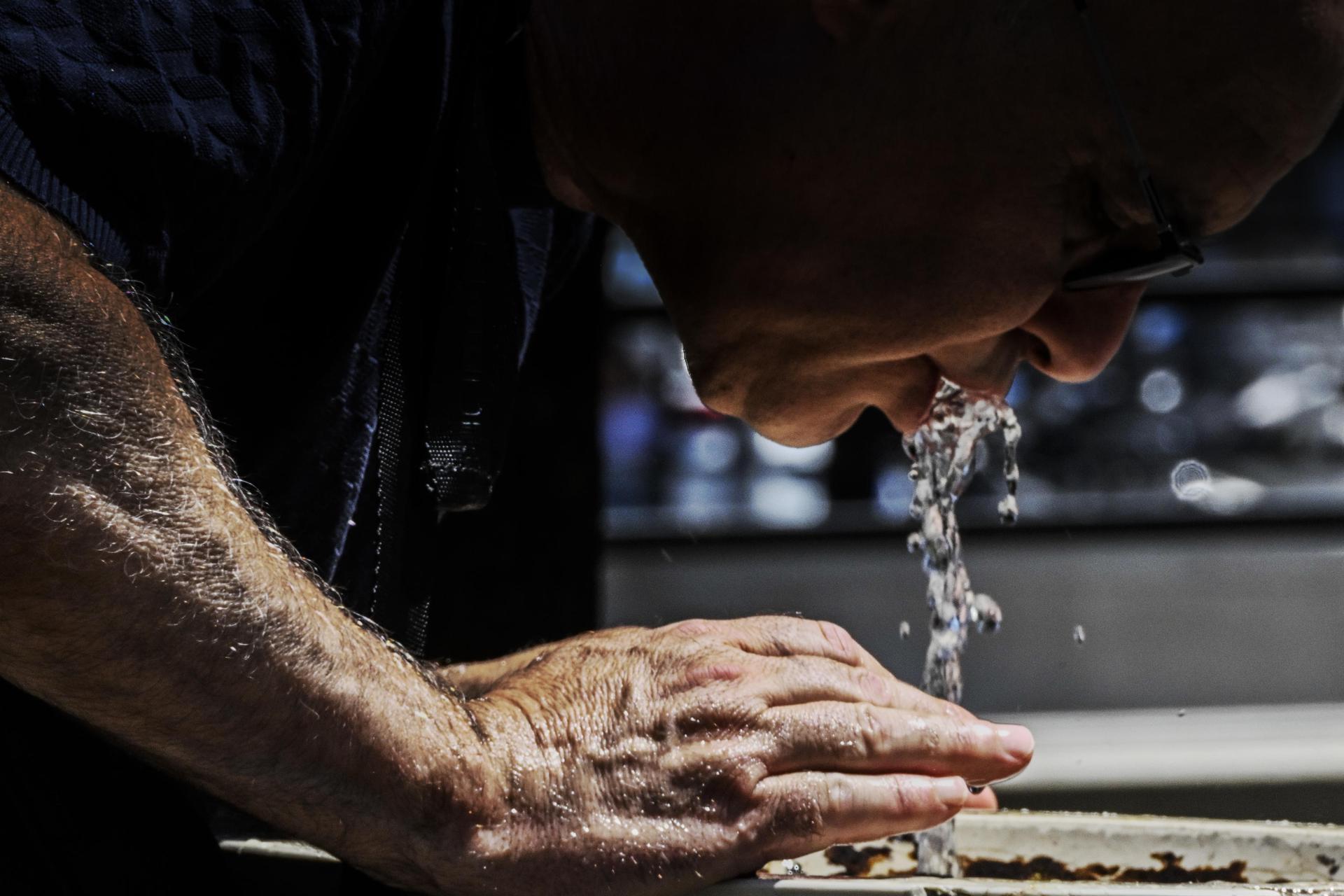 Un hombre bebe agua este martes en una fuente en Nápoles, Italia. EFE/EPA/ANSA / CIRO FUSCO