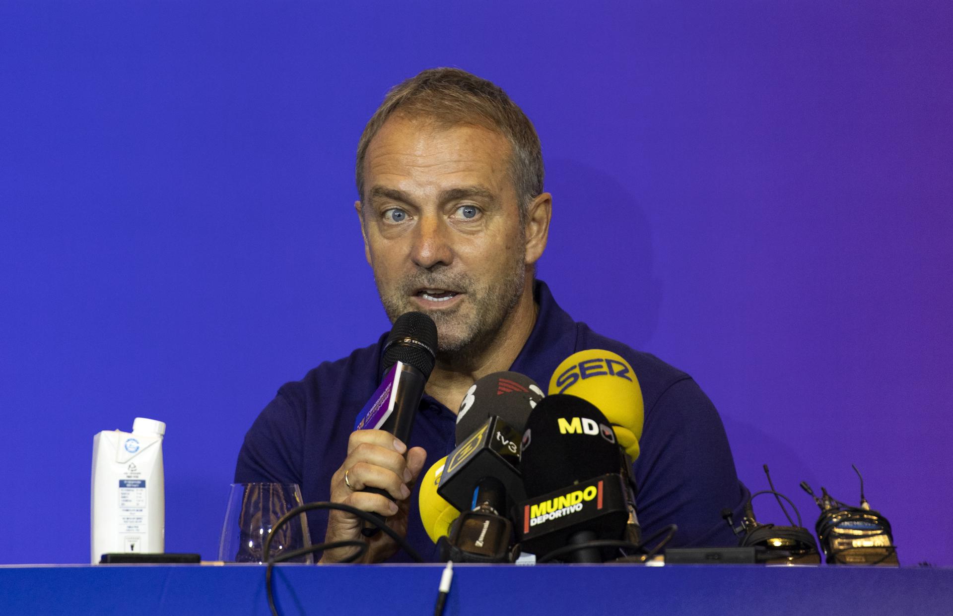 El entrenador del FC Barcelona, Hansi Flick, durante la rueda de prensa de este miércoles en Seúl. EFE/EPA/JEON HEON-KYUN
