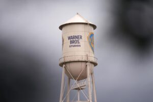 Fotografía de archivo de la marca de estudios Warner Bros. en Burbank, California, EE. UU., el 21 de diciembre de 2023. EFE/EPA/Allison Dinner
