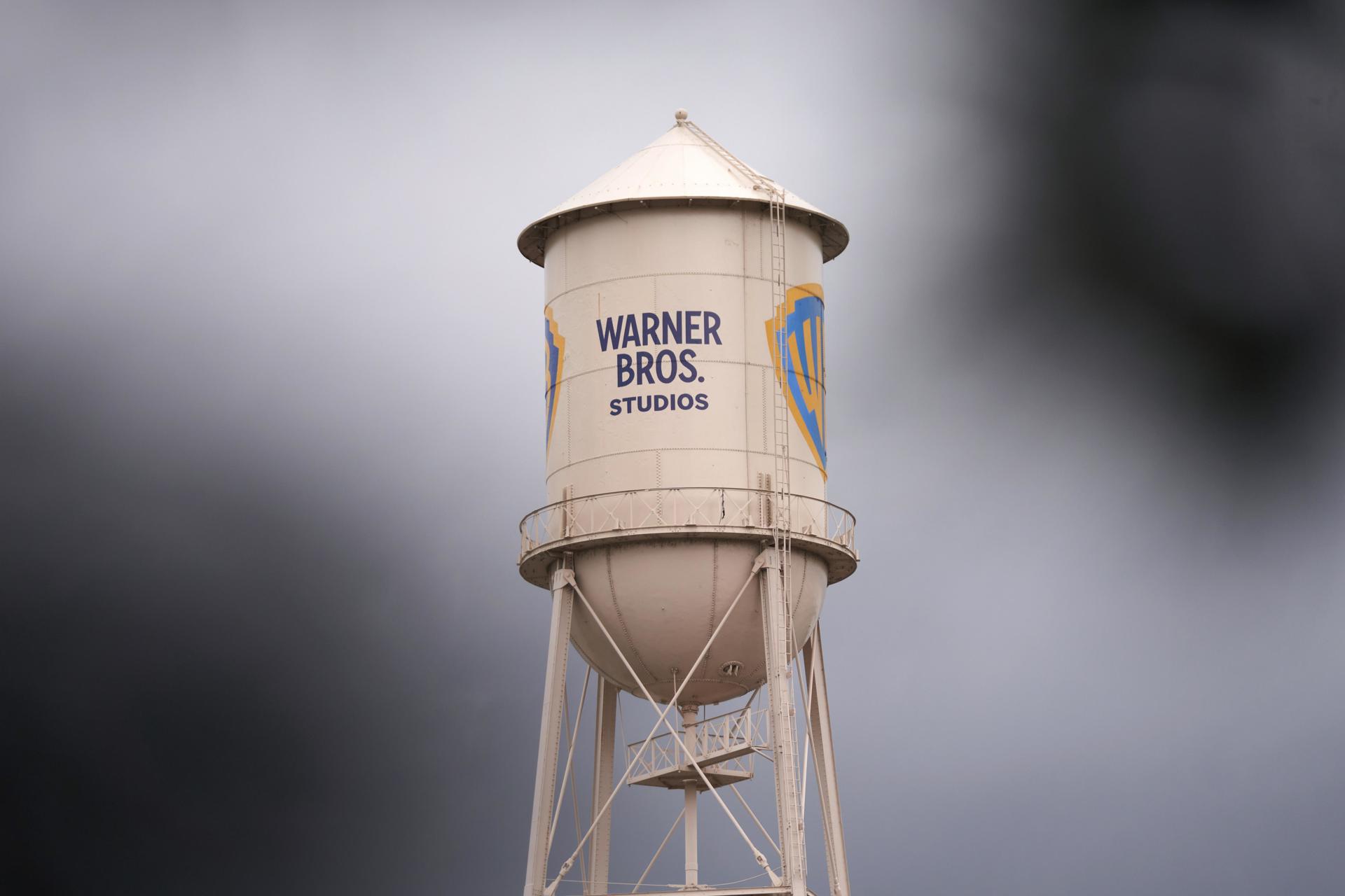 Fotografía de archivo de la marca de estudios Warner Bros. en Burbank, California, EE. UU., el 21 de diciembre de 2023. EFE/EPA/Allison Dinner