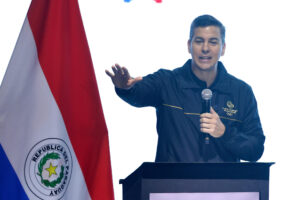 El presidente de Paraguay, Santiago Peña, al hablar este sábado, 5 de julio, durante la inauguración de un centro acuático olímpico, en Luque (Paraguay). EFE/Juan Pablo Pino
