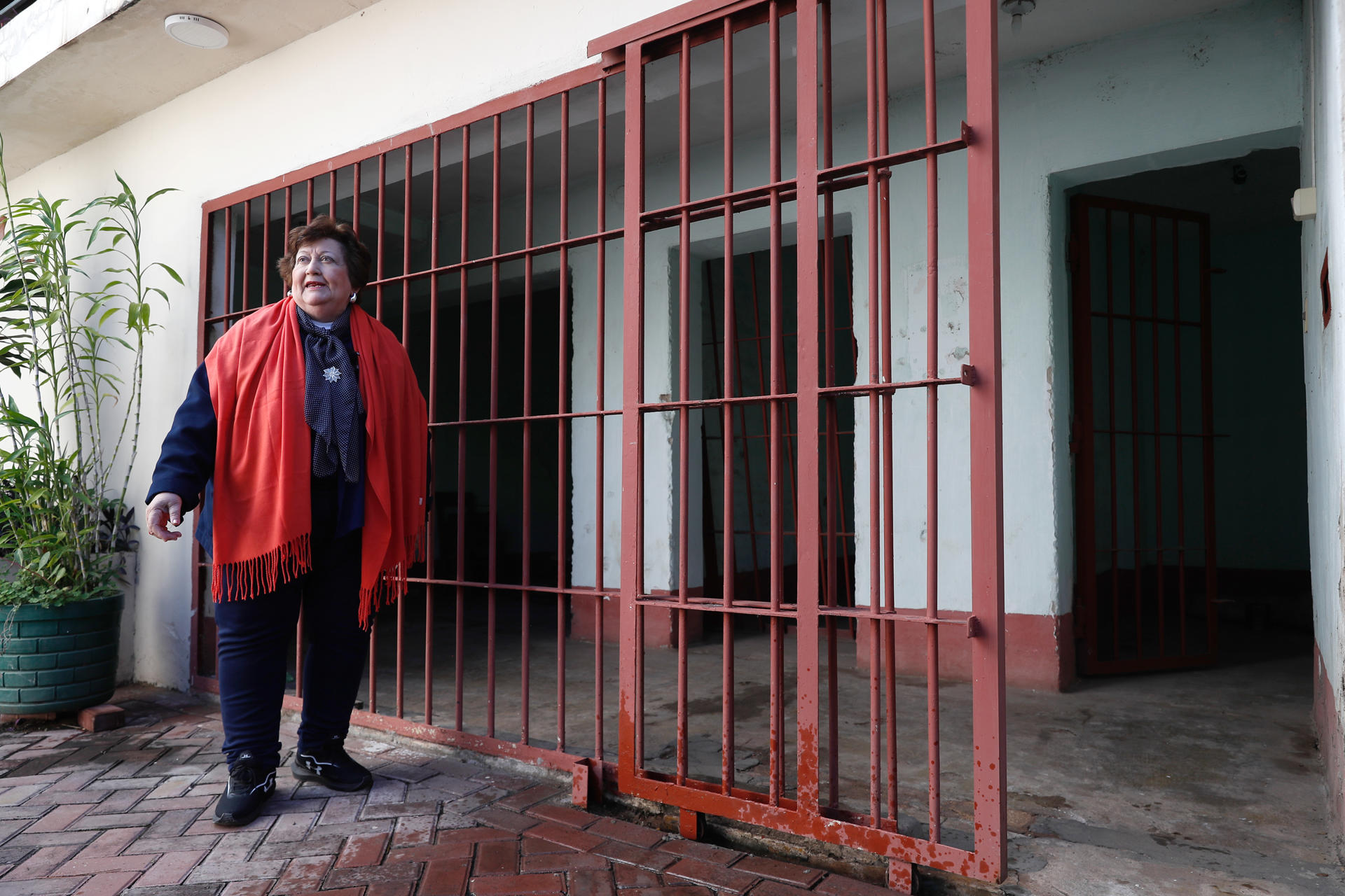 La pedagoga y periodista argentina, María Stella Cáceres, viuda del abogado paraguayo Martín Almada, recorre las instalaciones del Museo de las Memorias: Dictadura y Derechos Humanos este jueves, en Asunción (Paraguay). EFE/ Juan Pablo Pino
