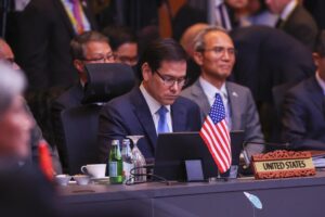 KUALA LUMPUR (Malaysia), 11/07/2025.- US Secretary of State Marco Rubio (C) attends the 15th East Asia Foreign Ministers’ Meeting at the 58th Association of Southeast Asian Nations (ASEAN) Foreign Ministers’ Meetings in Kuala Lumpur, Malaysia, 11 July 2025. (Malasia) EFE/EPA/FAZRY ISMAIL