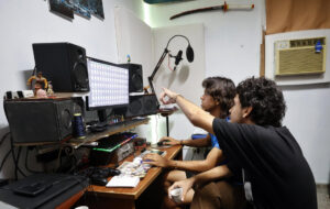 Alex Jiménez (i) y su amigo José Ángel González, trabajan en la edición de libros de Manga este miércoles, en La Habana (Cuba). El cuarto de Álex Jiménez, cubano de 21 años, es un centro de operaciones con una katana sobre la pared, un escritorio con muñecos de Dragon Ball Z y una almohadilla de ratón de Death Note. EFE/Ernesto Mastrascusa