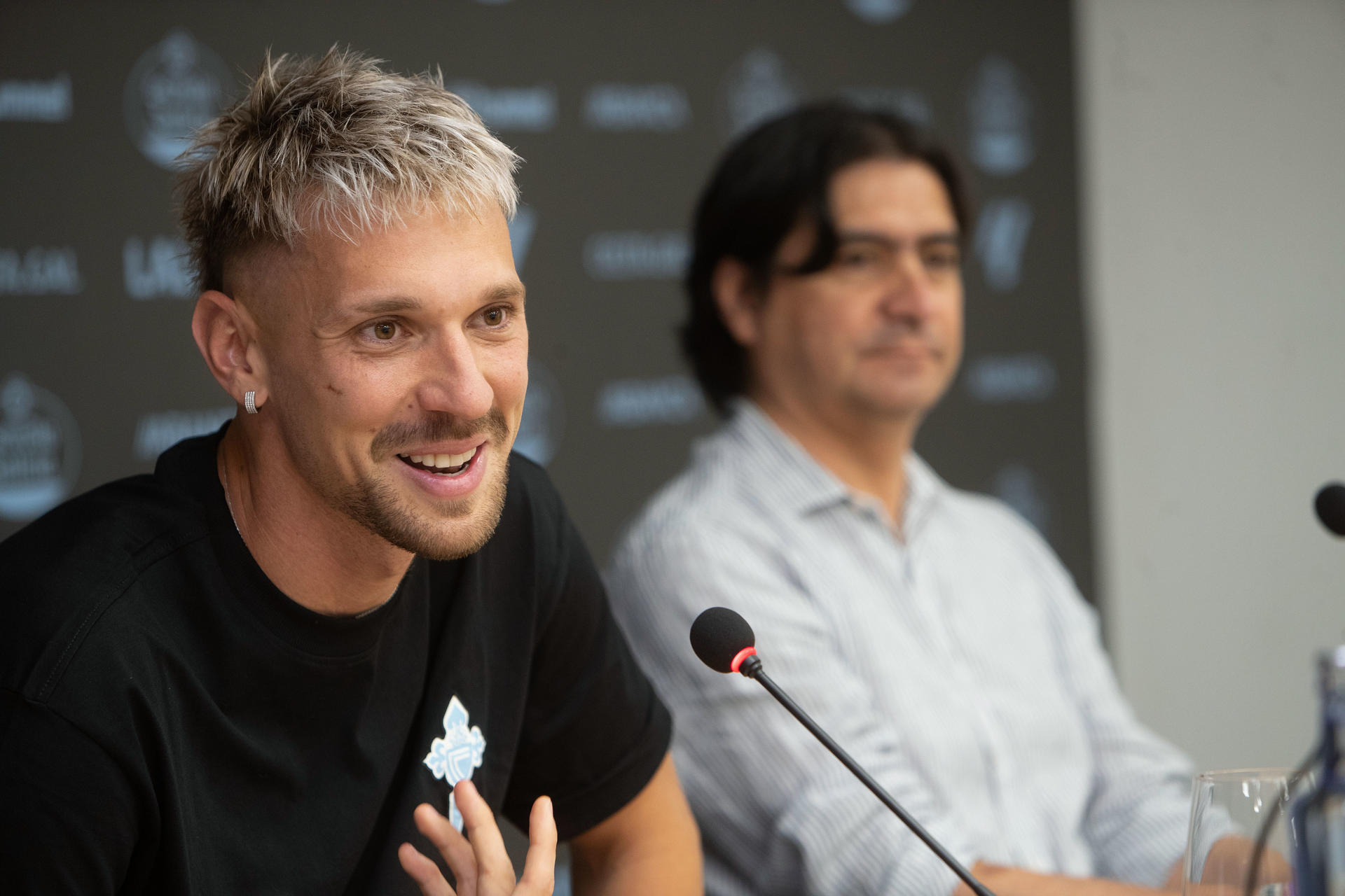El portero internacional rumano Andrei Ionut Radu durante su presentación como nuevo jugador del Celta de Vigo este miércoles, en la sala de prensa del Estadio Abanca Balaídos  de Vigo (Pontevedra). Aunque llega a Balaídos para suplir la baja de Vicente Guaita, el exportero del Venezia, que ha firmado un contrato hasta junio de 2029 con la entidad celeste, no se ve por delante de Iván Villar y Marc Vidal. EFE/ Salvador Sas

