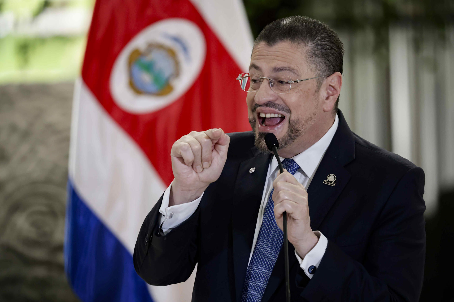 El presidente de Costa Rica, Rodrigo Chaves, habla durante una rueda de prensa este miércoles, en San José (Costa Rica). EFE/ Jeffrey Arguedas
