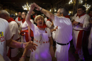Un matrimonio baila durante el tradicional 'Baile de la Alpargata', uno de los actos más emblemáticos de Nuevo Casino durante las fiestas de San Fermín y que forma parte de la idiosincrasia más castiza de las fiestas. Originariamente la gente acudía a desayunar al Casino después del encierro calzando las tradicionales alpargatas, de ahí su nombre. Con el tiempo, los desayunos se empezaron a amenizar con música y evolucionó en baile. EFE/Villar López