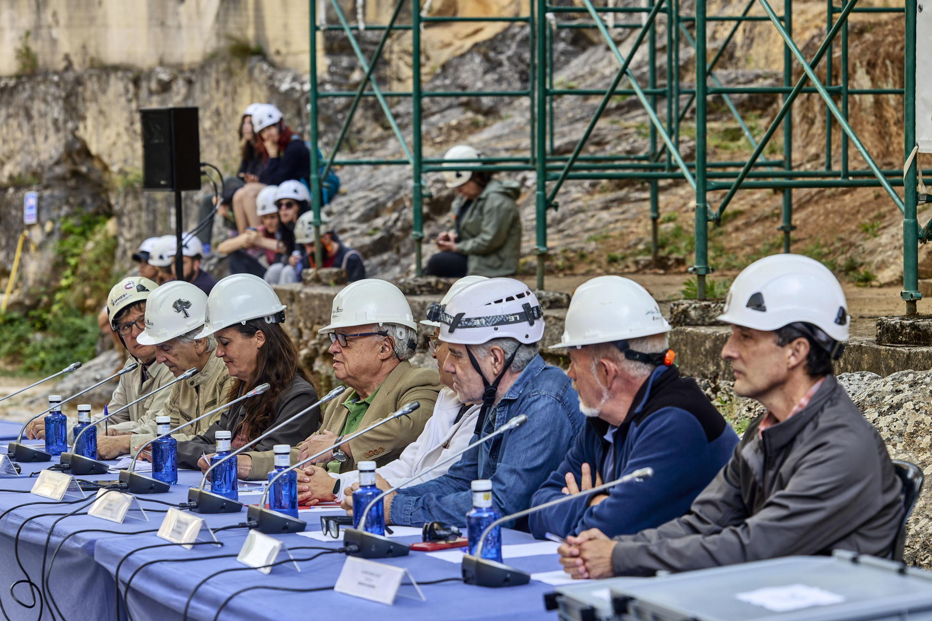 El consejero de Cultura, Turismo y Deporte de la Junta de Castilla y León, Gonzalo Santonja (c), en el balance de la campaña de excavaciones de Atapuerca. EFE/ Santi Otero