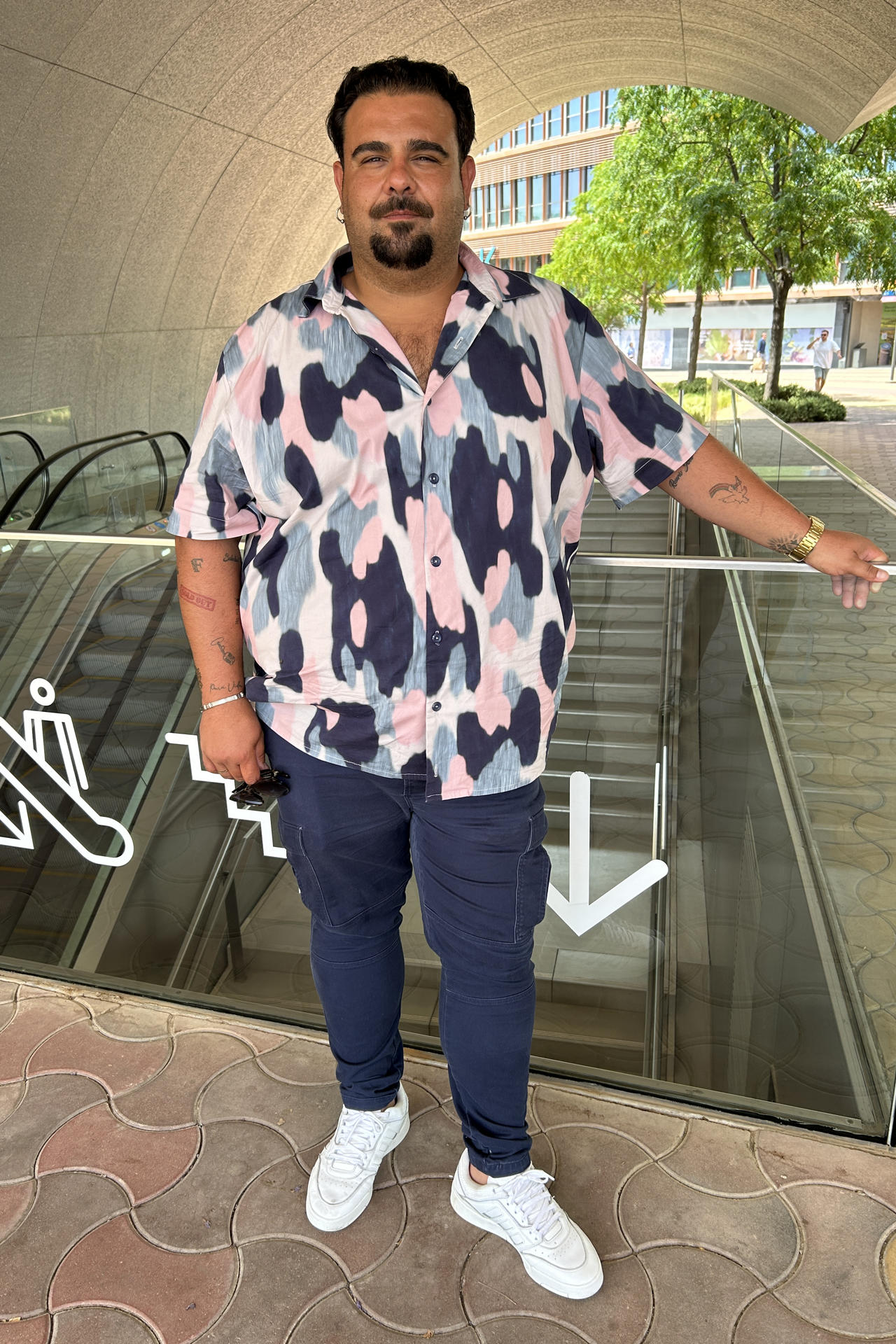 El cantante sevillano Rafael Ruiz -el Bomba- posa durante una entrevista con la agencia EFE. El artista participó en el programa 'La Voz' y se convirtió en el elegido de Alejandro Sanz, que comenzó a impulsar su carrera y, por eso, su nuevo tema 'Contigo' está dedicado al cantante que tanto hizo por él en sus inicios. EFE/ Fermín Cabanillas