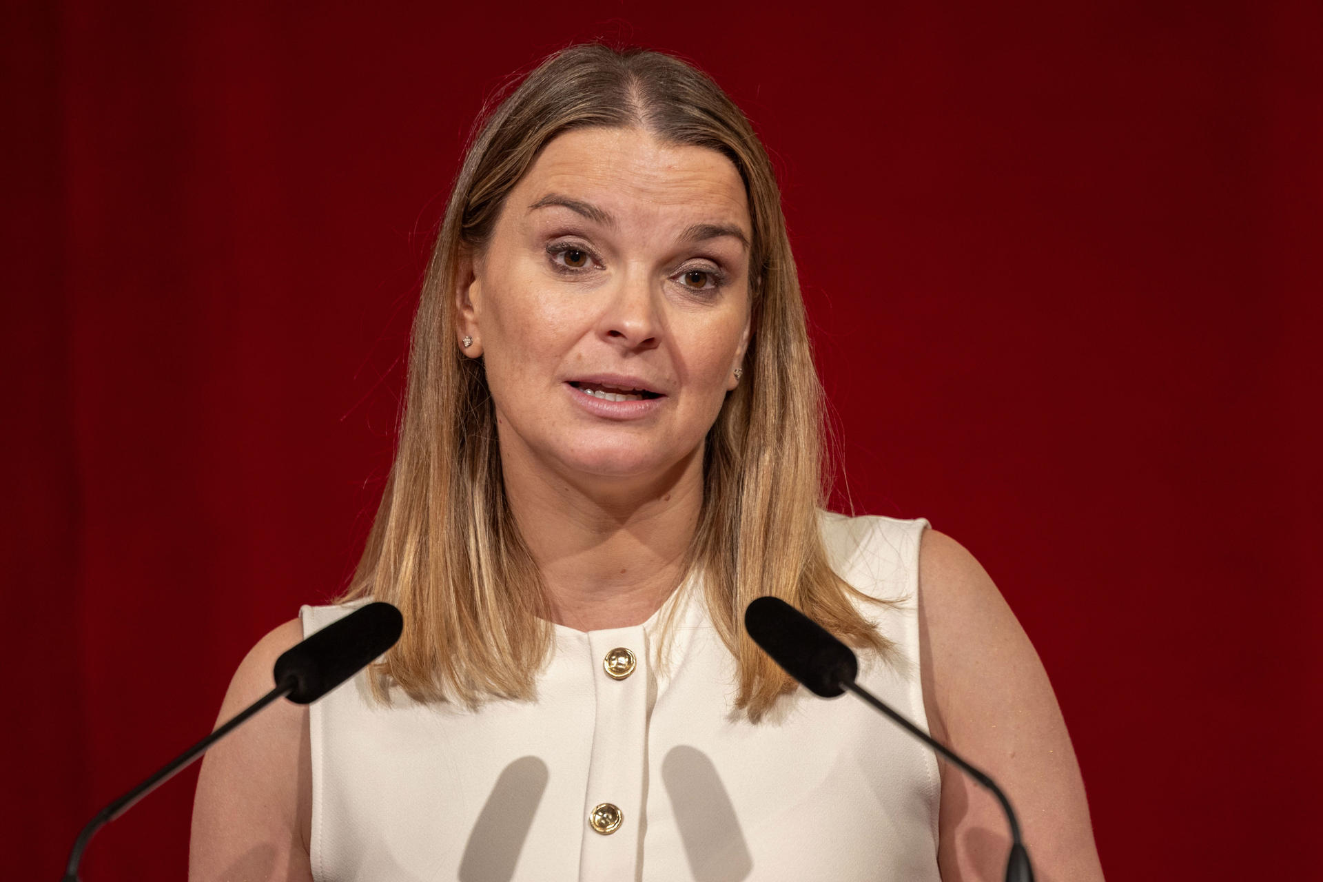 La presidenta del Govern, Marga Prohens, ofrece declaraciones tras la reunión con el presidente del Gobierno, Pedro Sánchez, este martes, en el Consolat de Mar de Palma de Mallorca. EFE/ CATI CLADERA