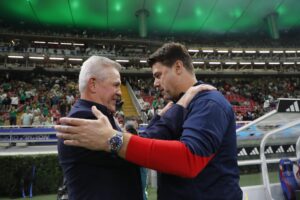Imagen de archivo de Javier Aguirre (i), entrenador de la selección mexicana de fútbol, saludando a Mauricio Pochettino, entrenador de Estados Unidos. EFE/ Francisco Guasco