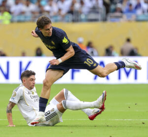 El uruguayo Federico Valverde (sentado) fue elegido este martes como el jugador del partido que el Real Madrid ganó este martes al Juventus por 1.0 en Miami y le clasificó a los cuartos de final del Mundial de Clubes. EFE/EPA/CRISTOBAL HERRERA-ULASHKEVICH