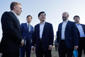 El canciller de Taiwán, Lin Chia-lung (c), el rector de la Universidad Politécnica Taiwán-Paraguay, Jorge Duarte (d), y el ministro de Tecnologías de Información y Comunicación de Paraguay, Gustavo Villate (i) hacen un recorrido durante la presentación del proyecto de construcción de la sede de la Universidad Tecnológica Taiwán-Paraguay este viernes, en Asunción (Paraguay). EFE/Juan Pablo Pino