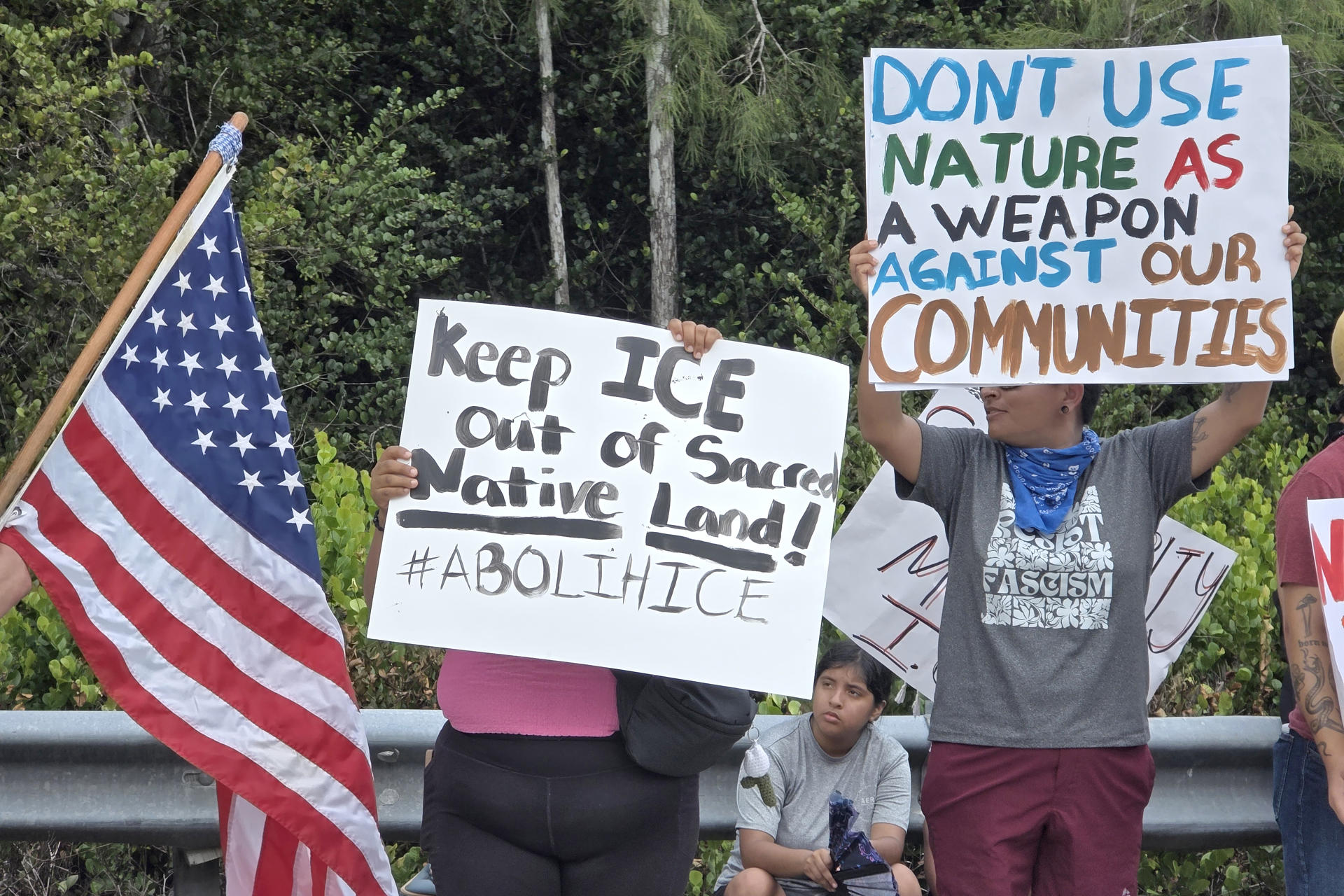 Personas sostienen carteles durante una protesta junto al nuevo centro de detención para migrantes, conocido como 'Alligator Alcatraz' este martes, en Ochopee (Estados Unidos). EFE/ Alberto Boal