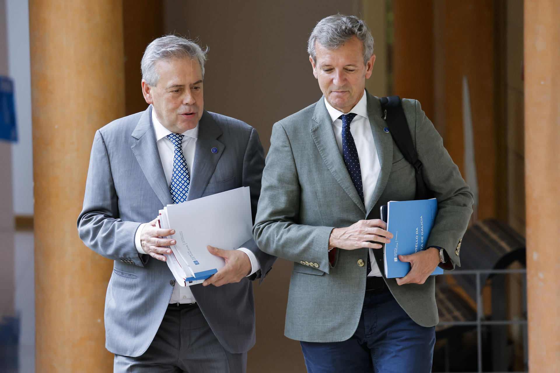 El presidente de la Xunta, Alfonso Rueda (d), y el conselleiro de Sanidad, Antonio Gómez Caamaño, tras la reunión del consello de la Xunta, hoy lunes en Santiago de Compostela. EFE/Lavandeira jr