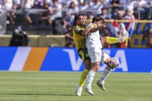El centrocampista Gonzalo García (d), quien es marcado a presión por el defensor del Borussia Dortmund Ramy Bensebaini (i), anotó el primero de los dos goles de la victoria por 3-2 que clasificó este sábado en Nueva Jersey al Real Madrid a las semifinales del Mundial de Clubes. EFE/EPA/SARAH YENESEL