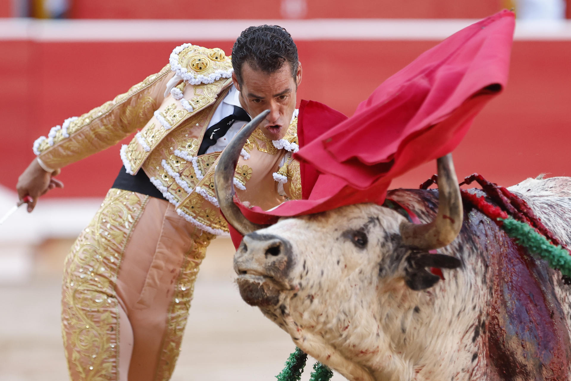 El torero Pepe Moral durante la lidia a su segundo de la tarde en la tercera de abono de la Feria de Toro de los Sanfermines 2025 con toros de la ganadería gaditana de Cebada Gago y en la que comparte cartel con los diestros Antonio Ferrera y Román. EFE/ Villar López