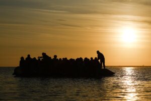 Migrantes suben a una lancha neumática para cruzar el Canal de la Mancha en Gravelines, norte de Francia, este jueves. El 10 de julio de 2025, durante la visita de Estado del presidente Macron al Reino Unido, se alcanzó un acuerdo sobre la migración a través del Canal de la Mancha. Francia acordó aceptar de regreso a las personas que cruzaron el Canal pero no son elegibles para asilo en el Reino Unido. A cambio, el gobierno británico prometió aceptar a las personas que puedan integrarse legalmente. Desde principios de 2025, se estima que 21.000 personas han llegado a las costas británicas en pequeñas embarcaciones.EFE/ Yoan Valat