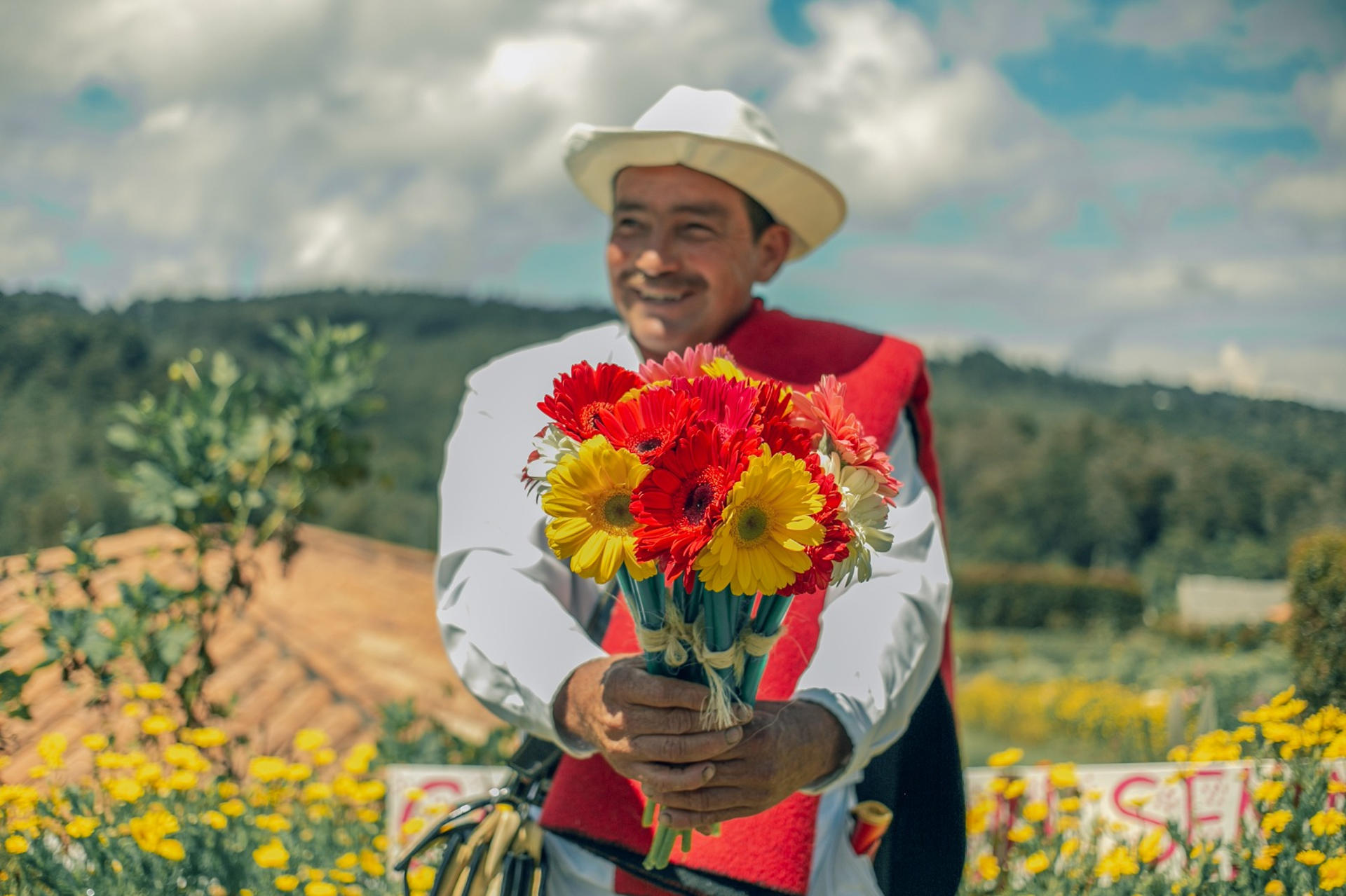 Fotografía cedida por la Secretaría de Turismo y Entretenimiento de Medellín de un hombre sosteniendo un ramo de flores durante el Desfile de Silleteros de la Feria de las Flores, en Medellín (Colombia). EFE/ Secretaría de Turismo Y Entretenimiento de Medellín Y  Alcaldía de Medellín /SOLO USO EDITORIAL/NO VENTAS/ SOLO DISPONIBLE PARA ILUSTRAR LA NOTICIA QUE ACOMPAÑA (CRÉDITO OBLIGATORIO)
