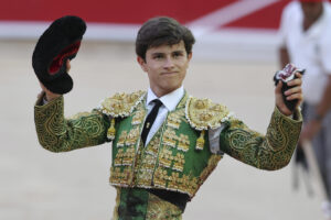 El novillero Aaron Palacio durante la faena a su segundo de la tarde, al que cortó una oreja, en la novillada que con motivo de la Feria del Toro de los Sanfermines 2025 se celebra en la Plaza de Toros de Pamplona donde comparte cartel con Iker Fernández " El Mene" y Bruno Martínez con novillos de la ganadería Pincha, de la localidad navarra de Lodosa. EFE/ J.P Urdiroz