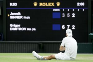 El búlgaro Grigor Dimitrov antes de abandonar su partido ante el italiano Jannik Sinner correspondiente a los octavos de final de Wimbledon. EFE/EPA/NEIL HALL EDITORIAL USE ONLY