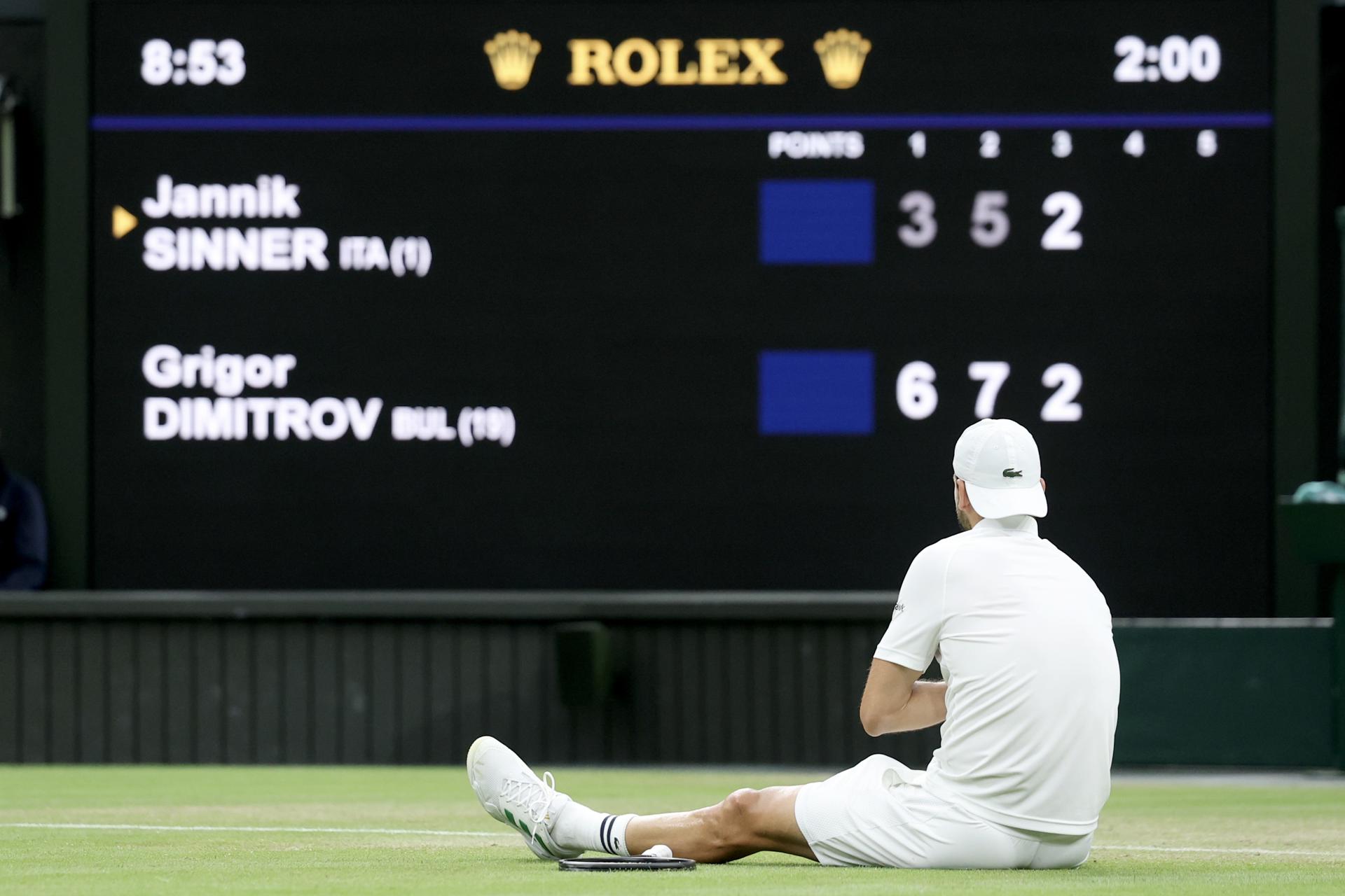 El búlgaro Grigor Dimitrov antes de abandonar su partido ante el italiano Jannik Sinner correspondiente a los octavos de final de Wimbledon. EFE/EPA/NEIL HALL EDITORIAL USE ONLY