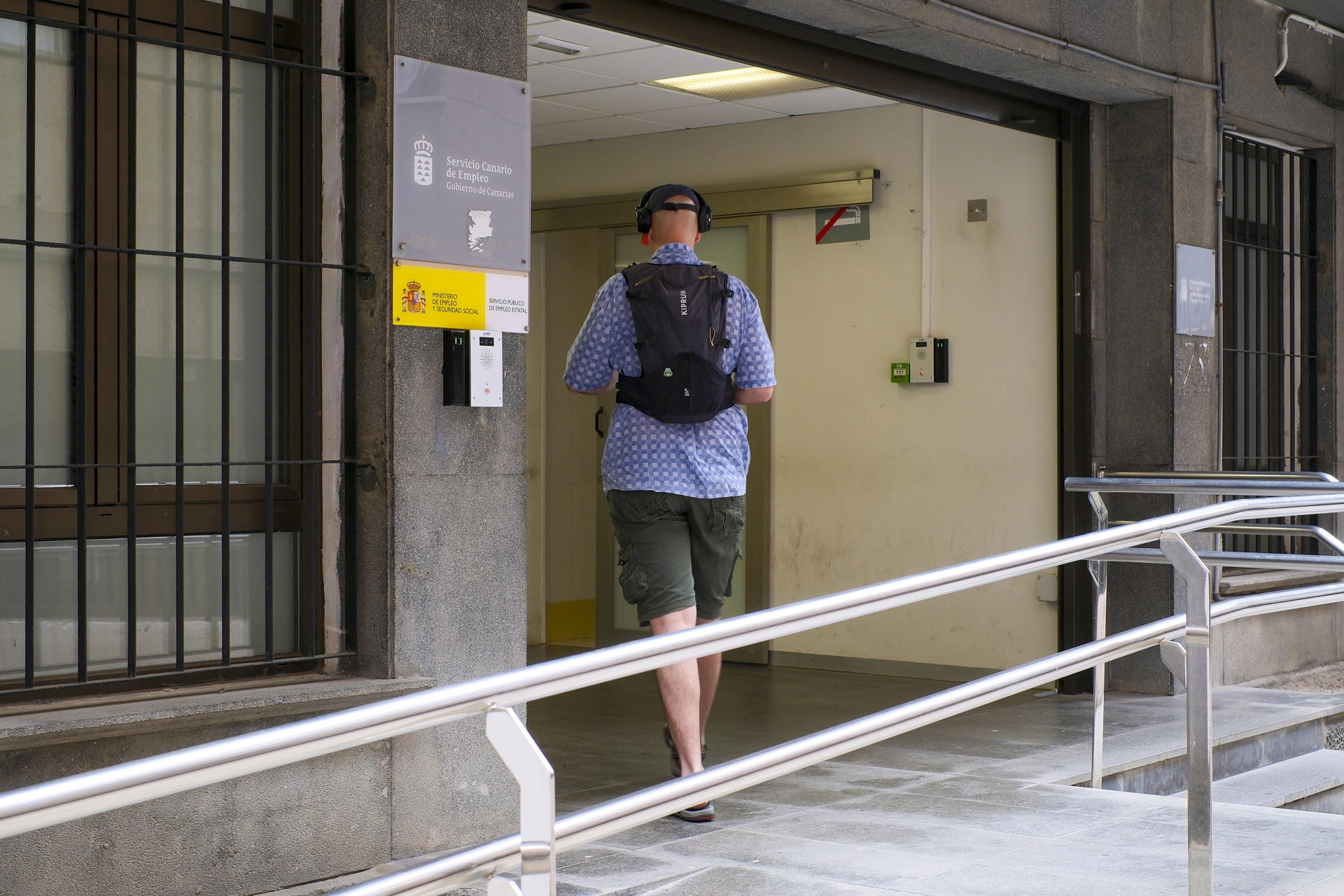 Un hombre entra a una oficina de empleo en Las Palmas de Gran Canaria. EFE/Ángel Medina G.